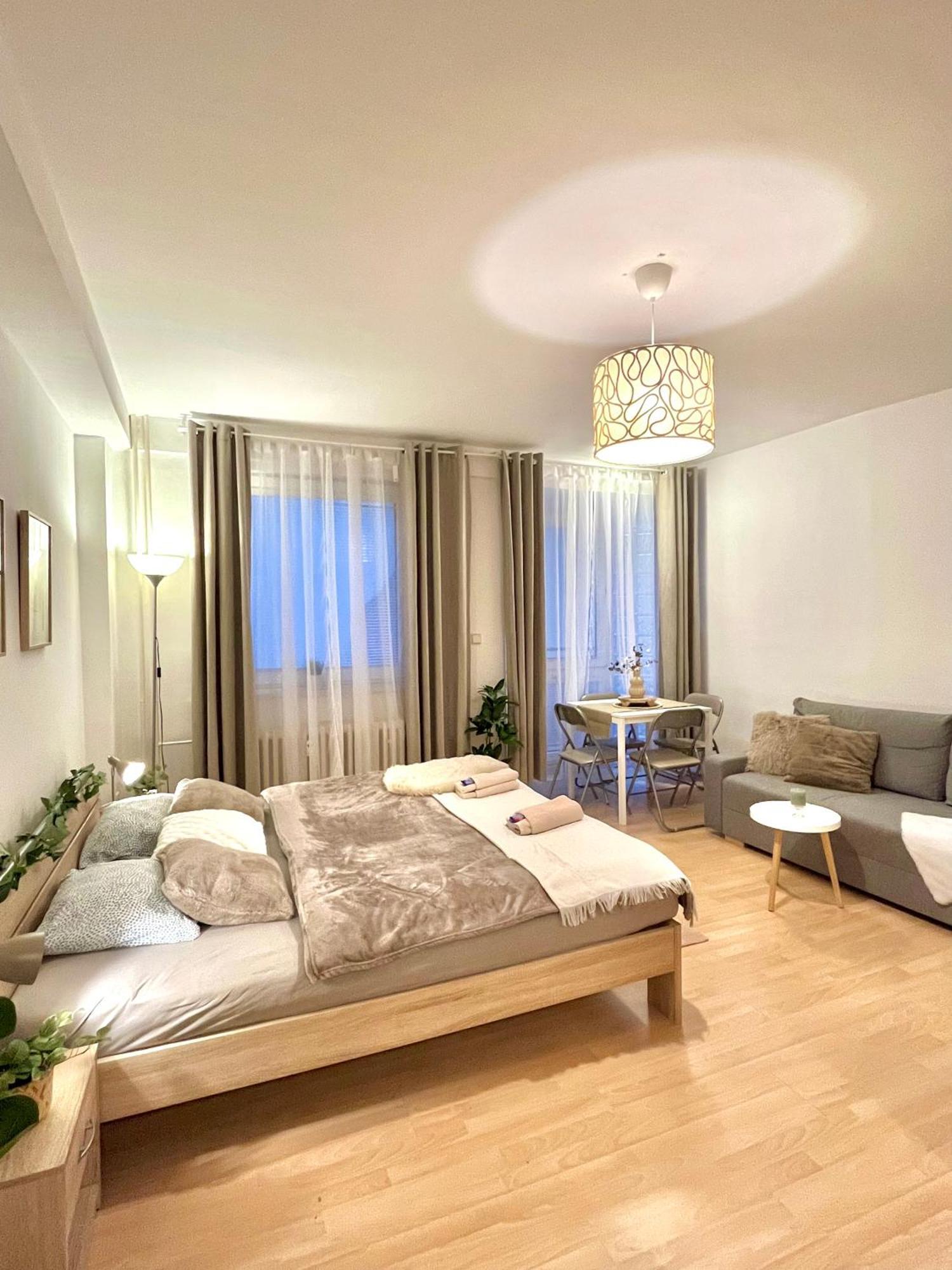 Apartment Simona - Old Town Братислава Екстер'єр фото